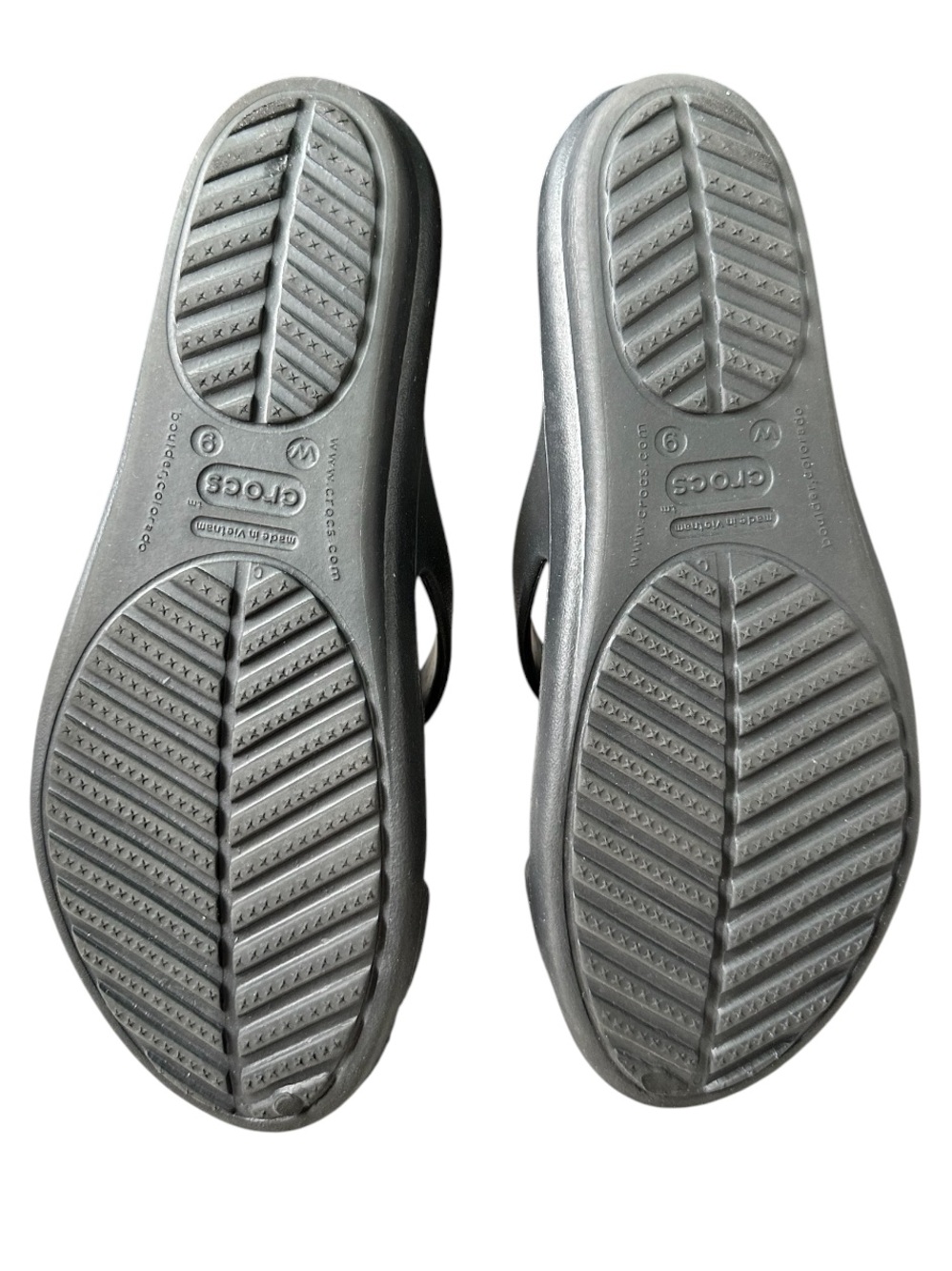 CROCS Women’s Sanrah Beveled Hammered Silver Circle Flat Black Sandals  9 - Picture 7 of 8